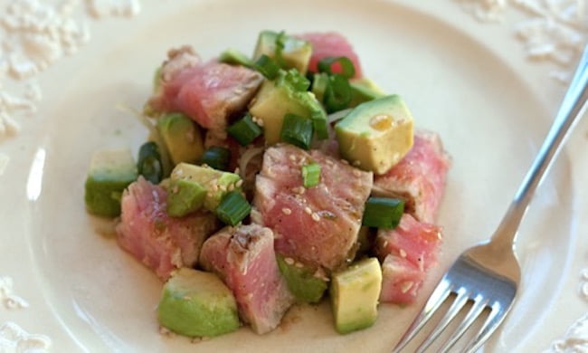 Ensalada de atún y aguacate con salsa Wasabi-Lima