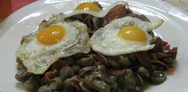 Habas con jamón y huevos de codorniz