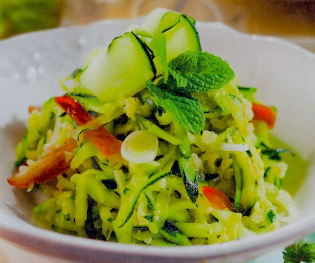 Ensalada de calabacín, datiles y almendras