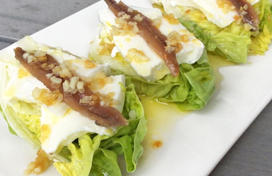 Cogollos con anchoas y queso fresco