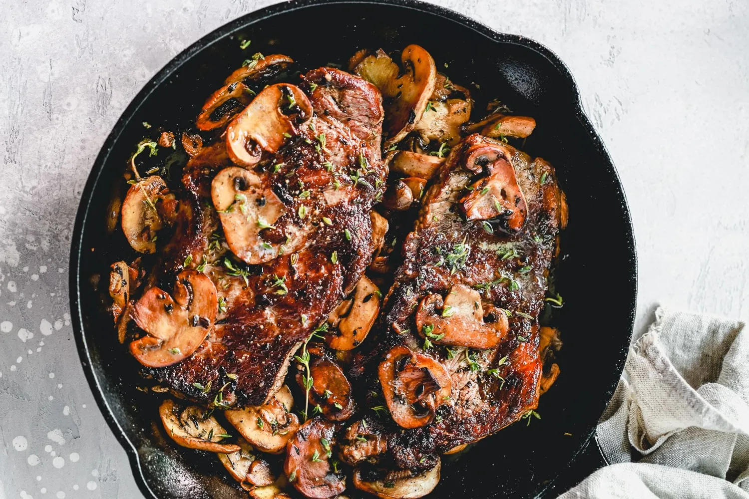 Bistec con salteado de champiñones