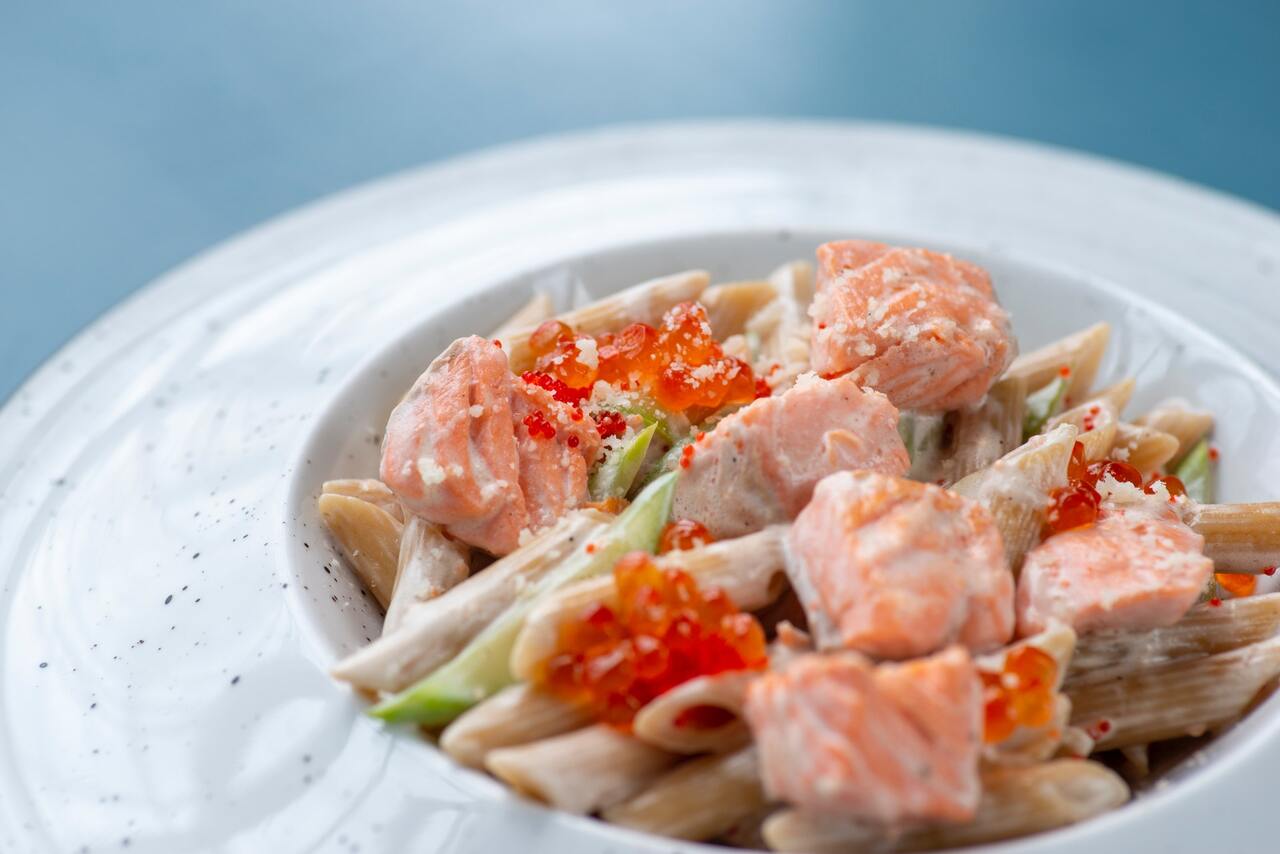 Ensalada de pasta con salmón noruego y verduras