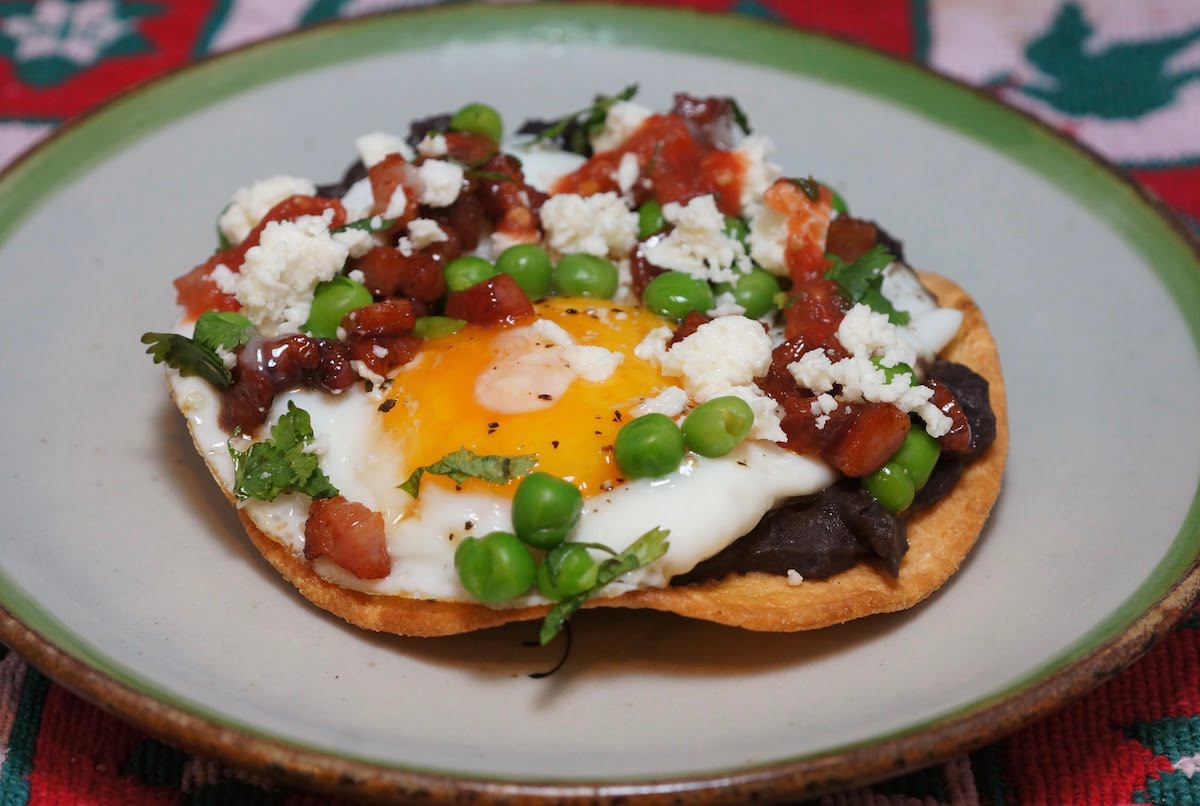 Huevos Motuleños. Desayuno tradicional de Mexico · Recetas Fáciles