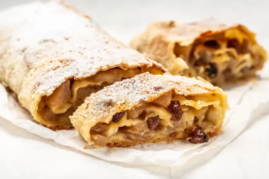 Receta Fácil de Strudel de Manzana con Hojaldre - El Postre Perfecto