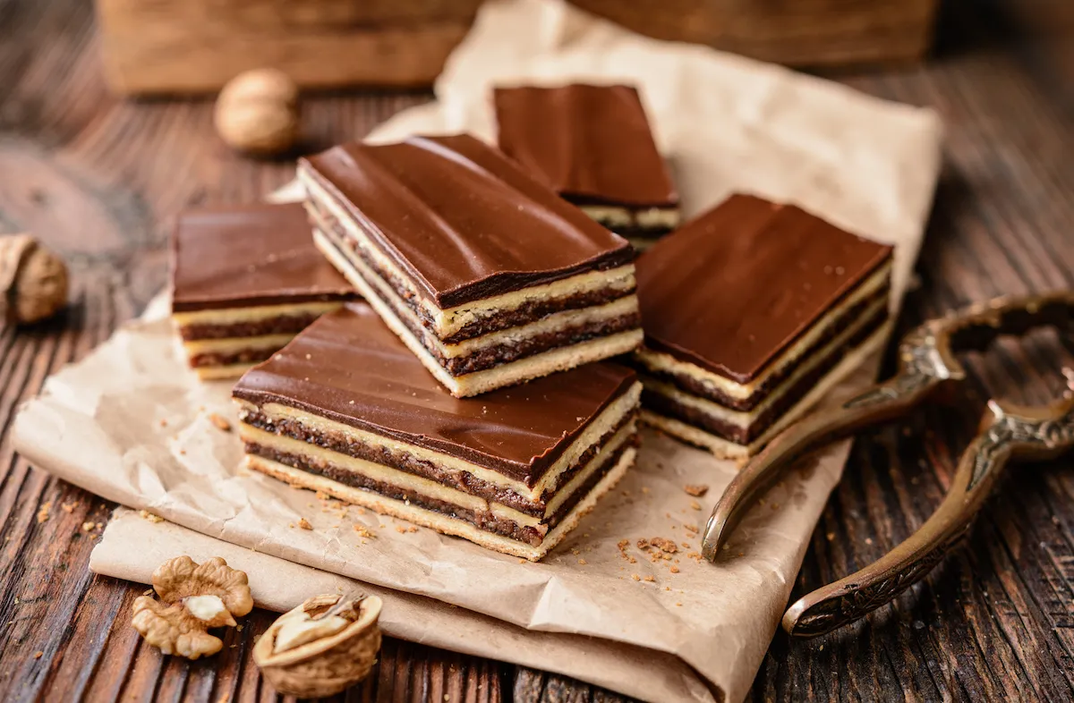 Pastel de Cacao y Nuez con Mermelada de Ciruela y Glaseado de Chocolate