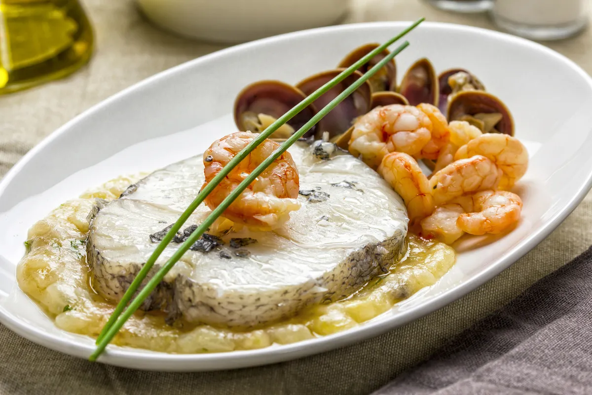 Merluza a la Marinera con Almejas y Gambas: Saboreando el Mar en Tu Plato