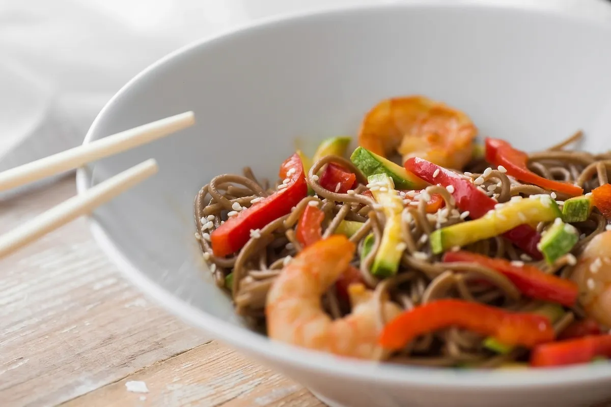 Cazuela de Fideos Tailandeses con Verduras