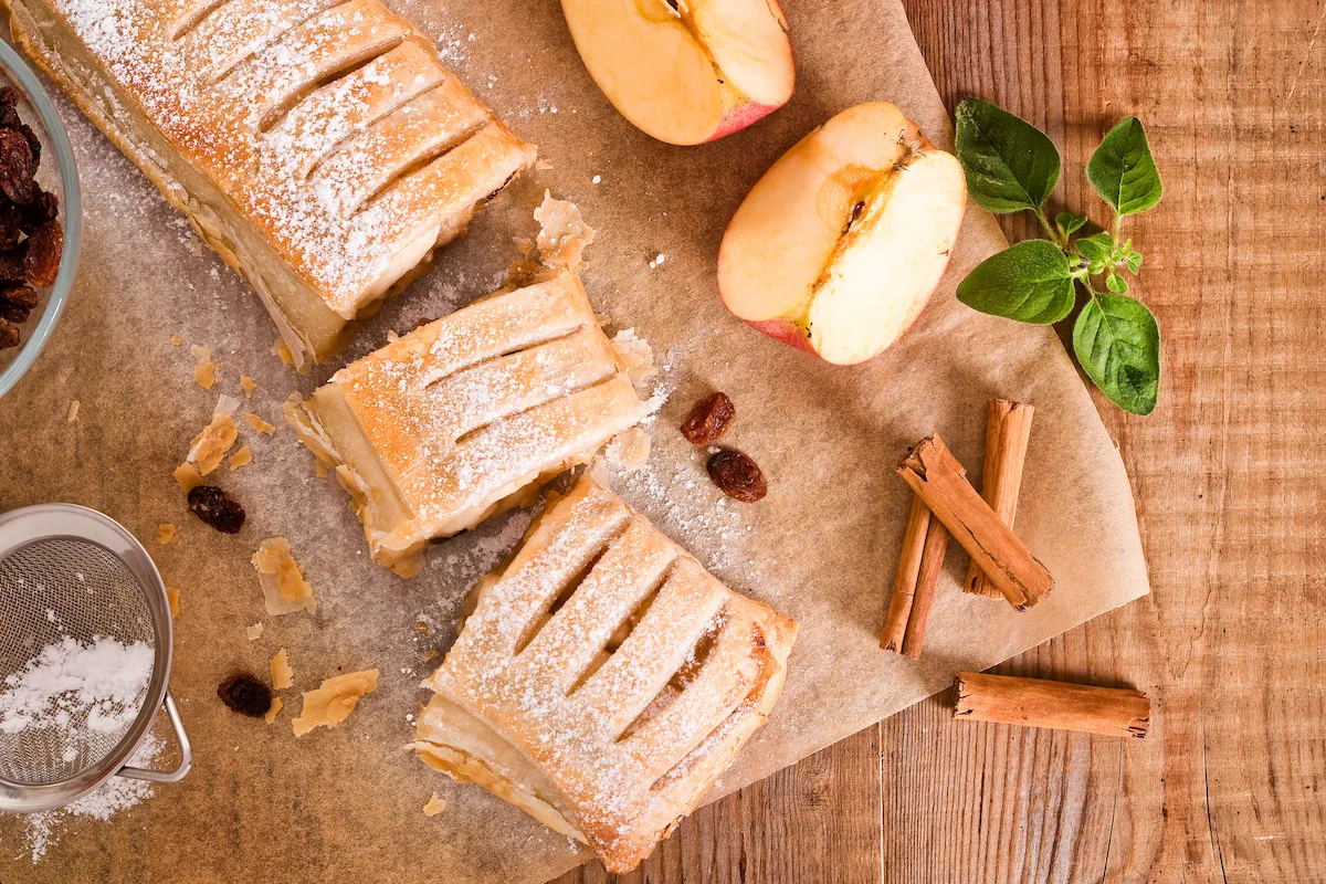 Strudel de Manzana con Hojaldre- Un Placer Crujiente y Dulce