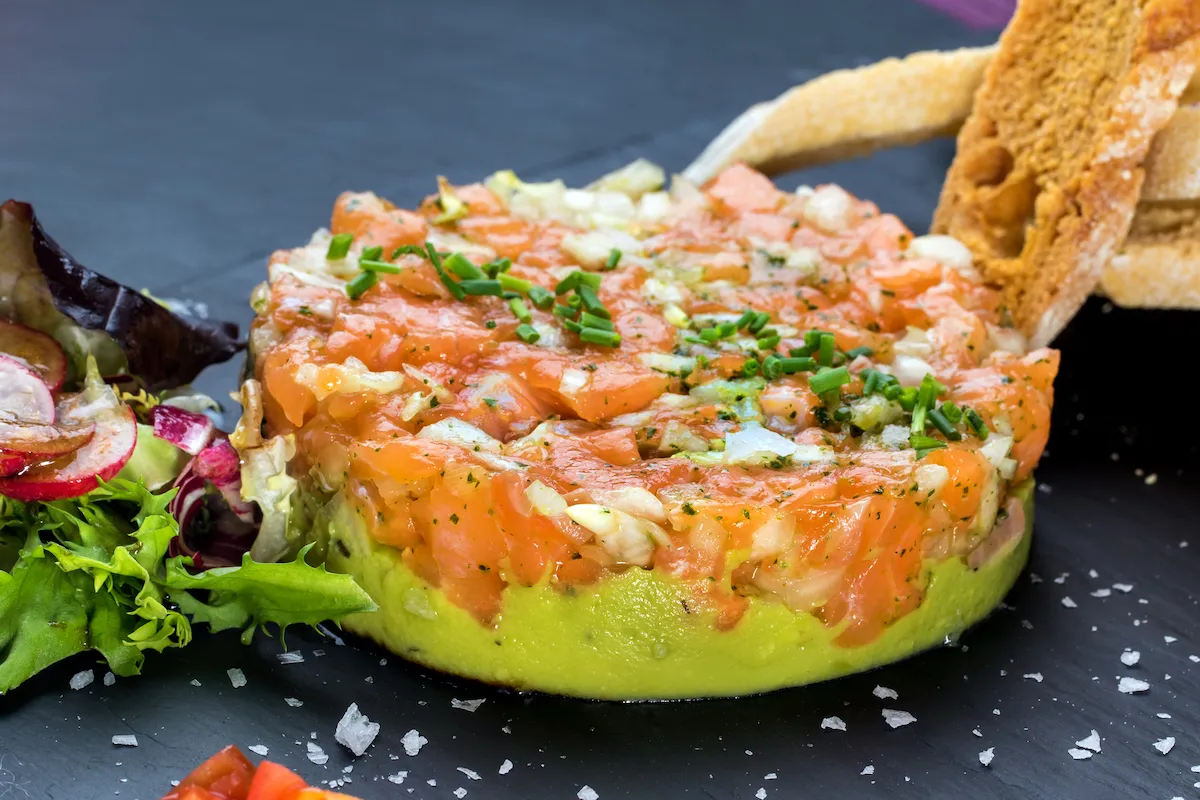 tartar de salmon y aguacate irecetasfaciles