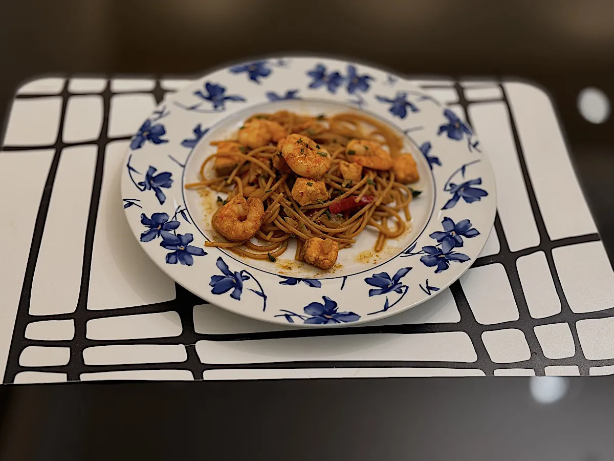 Espaguetis con Salmón y Gambas al Estilo Oriental