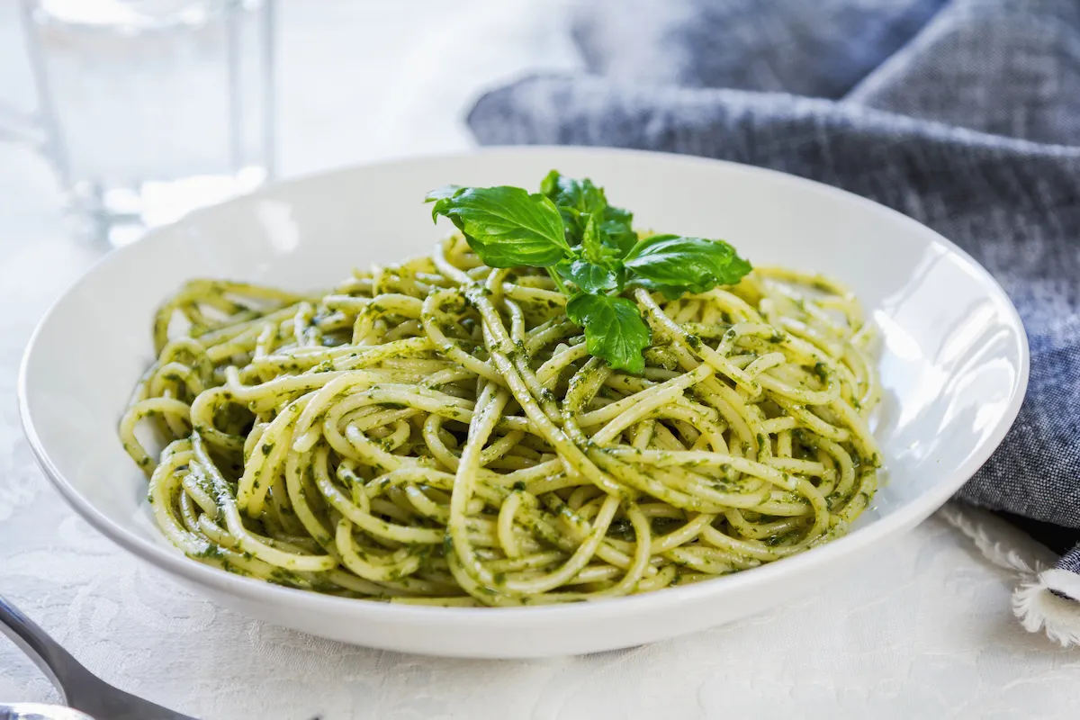 Espaguetis al Pesto: Una Receta Clásica Italiana