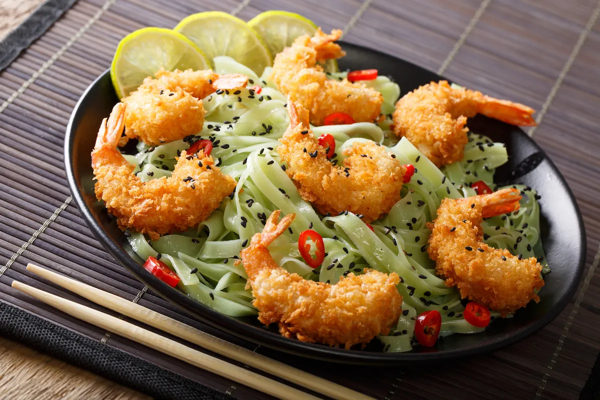 Tempura de Camarones con Pasta de Té Verde, Chile y Sésamo