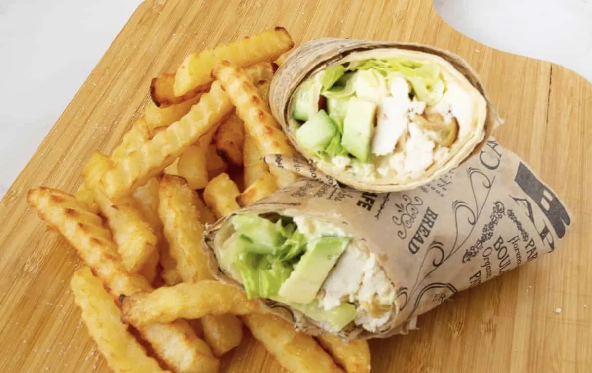 Wrap de Pollo y Aguacate con Salsa de Yogur