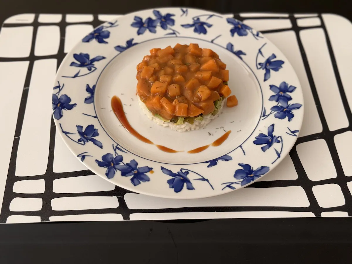 Tartar de salmón con salsa teriyaki y mostaza, acompañado de arroz basmati aromatizado. Perfecto para una comida elegante y saludable.