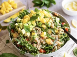 Ensalada de quinoa con aguacate y mango