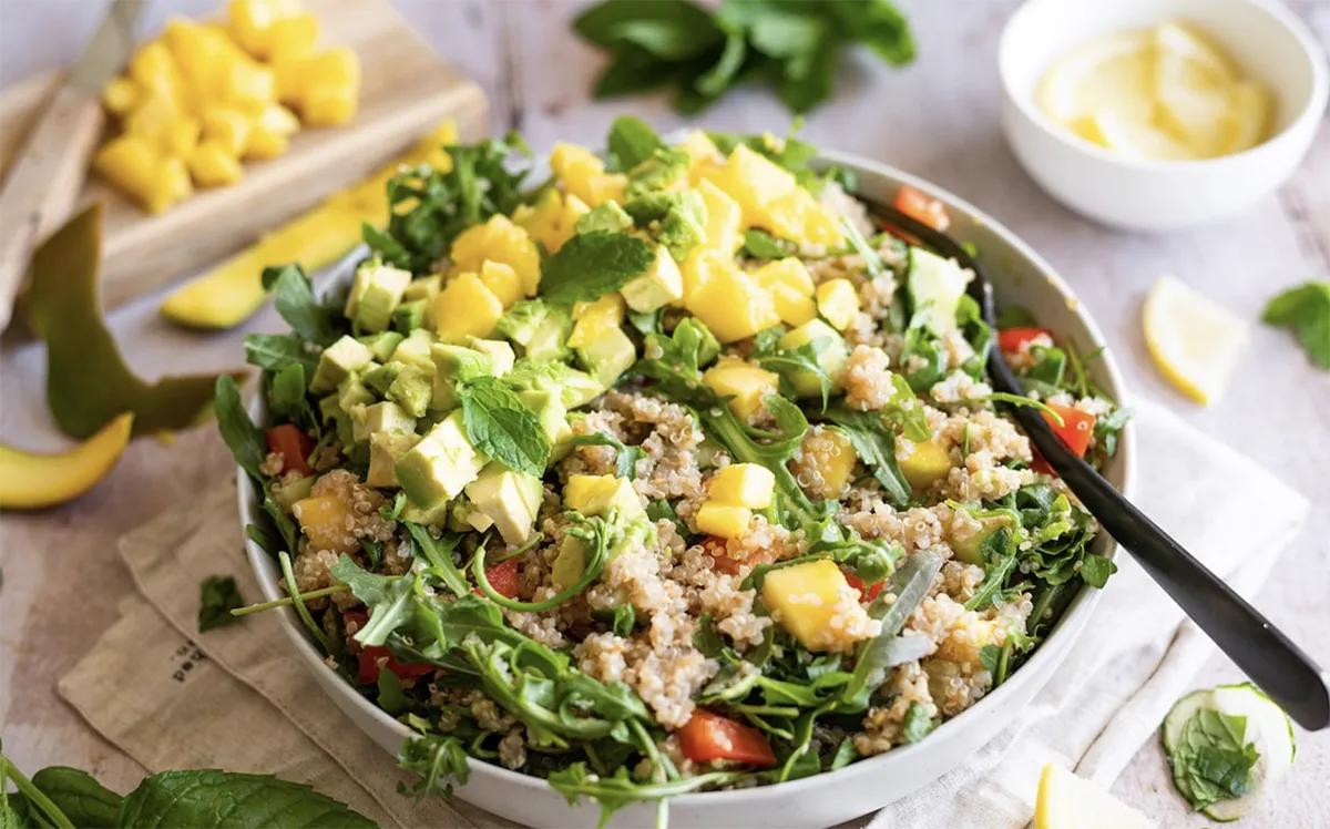 Ensalada de quinoa con aguacate y mango