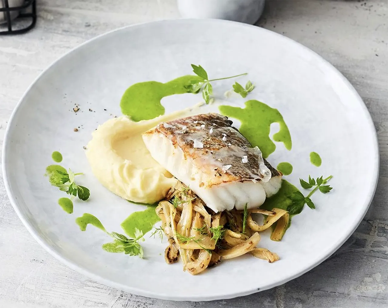 Bacalao a la sartén con salsa de hierbas y eneldo