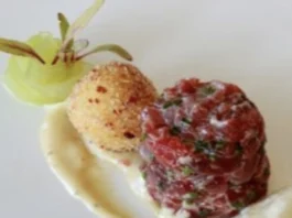 Steak Tartar de Ternera con Pepinillos, Huevo de Codorniz y Mousse de Parmesano