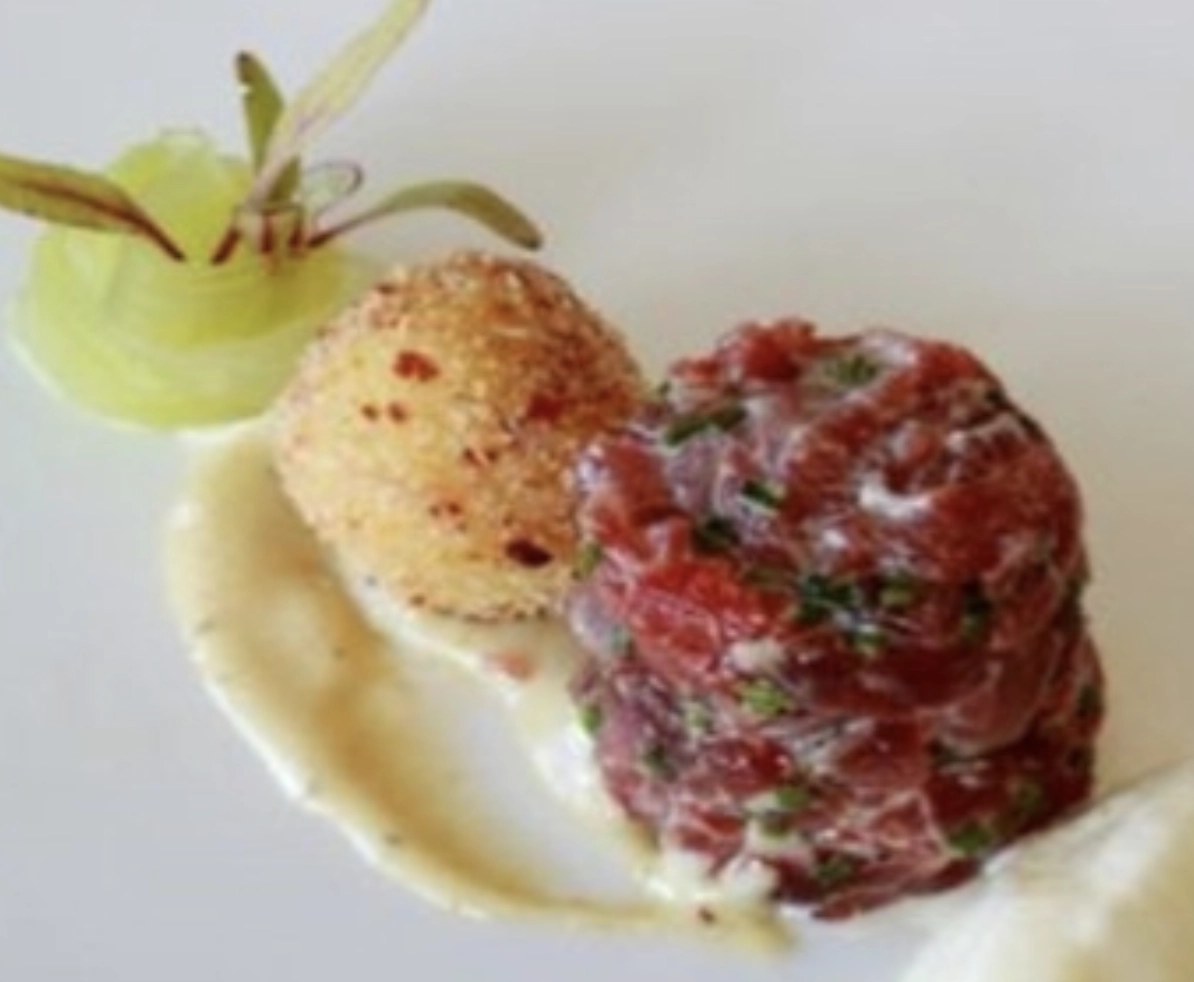 Steak Tartar de Ternera con Pepinillos, Huevo de Codorniz y Mousse de Parmesano